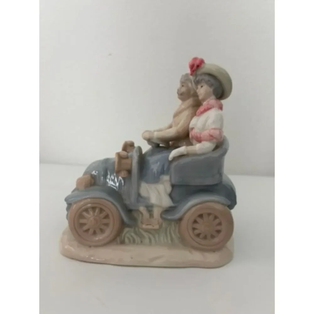 Vtg house of lloyd Porcelain couple in Antique car Figurine